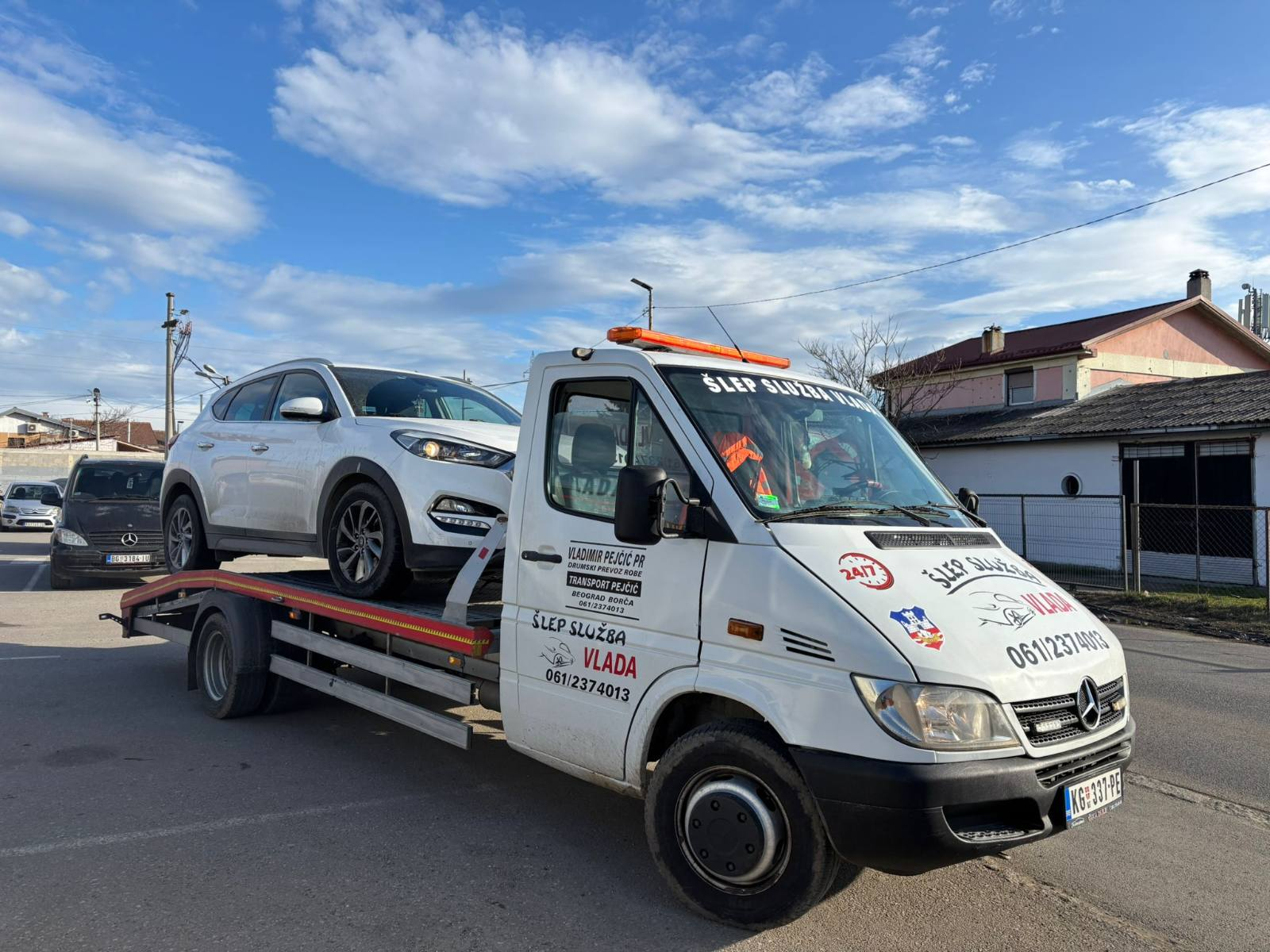 Šlep služba Vlada - utovar SUV vozila na platformu