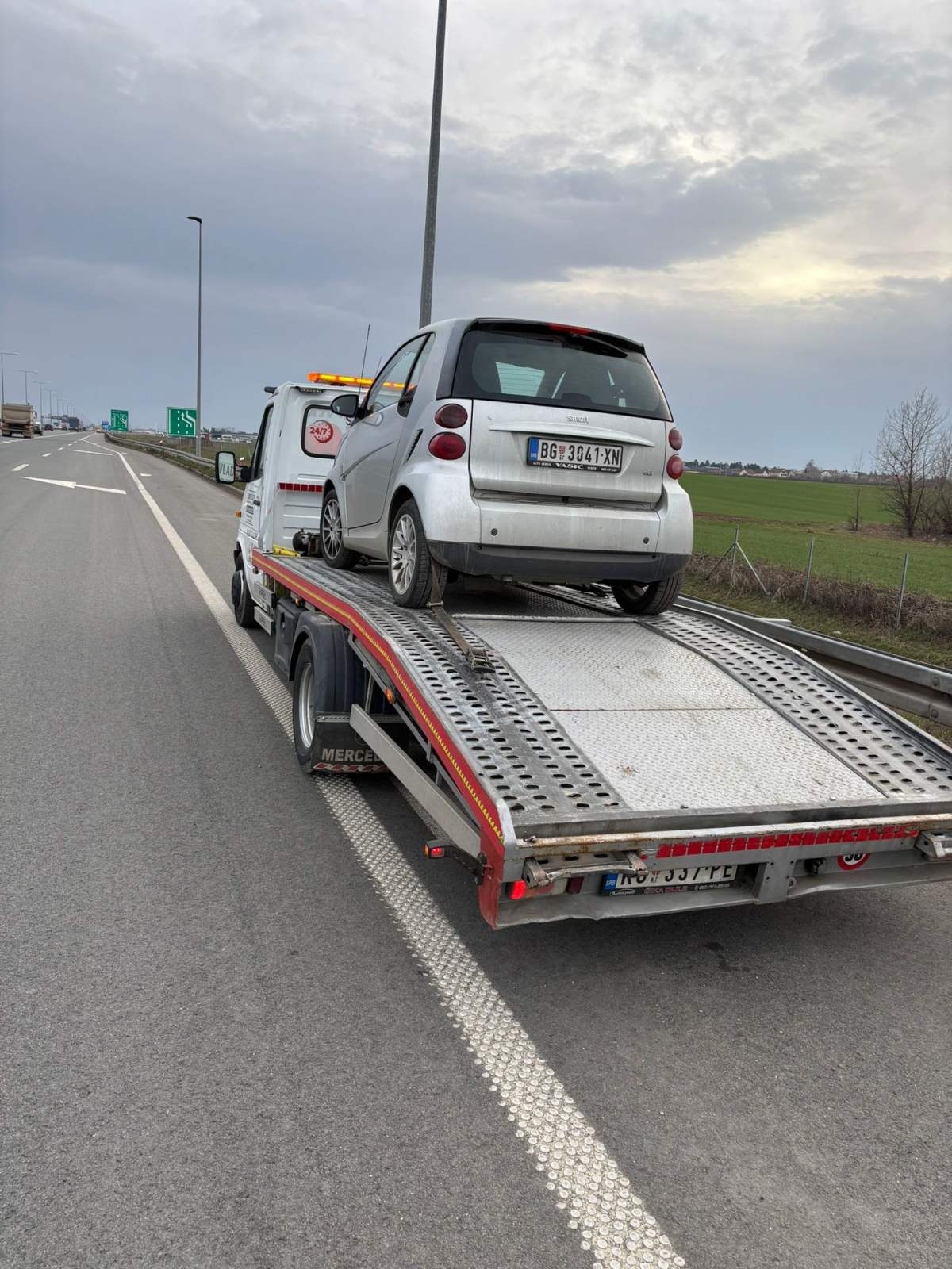 Šlep služba - transport malog automobila na autoputu